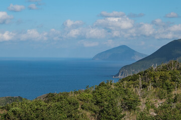 Fototapeta na wymiar 新島にある石山展望台から眺める利島