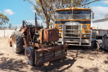Abgerstellte Fahrzeuge auf einer Farm im australischen Outback