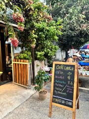 ラオス・ルアンパバーンの朝市のそばにあるカフェ 