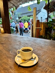 ラオス・ルアンパバーンの朝市のそばにあるカフェ 