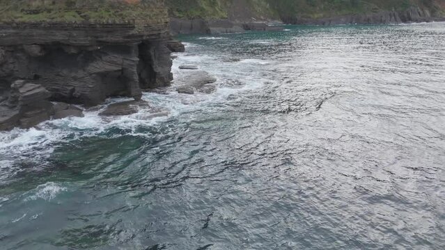 vista a&eacute;rea de la costa vasca donde se observa la rompiente de las olas contra las rocas