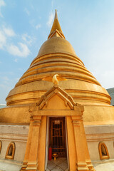 Fototapeta premium The golden stupa at Wat Pavaranivesh Vihara Ratchawaraihan