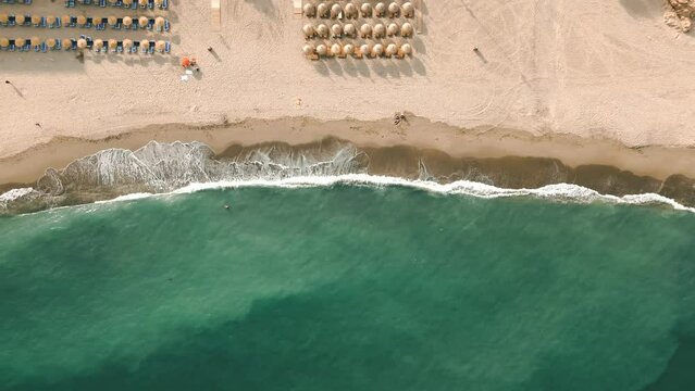 Imágenes aéreas de drone sobrevolando en playa de la Costa del Sol