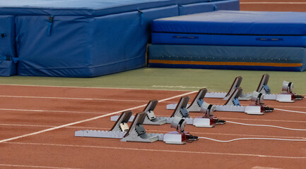 Startblöcke und Leichtathletikbahn in einer Leichtathletik Sporthalle