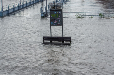 Sturmflut und Elbe Hochwasser am Hamburger Hafen St. Pauli Fischmarkt Fischauktionshalle - 713106478
