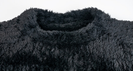 schwarzer Grobstrick Pullover aus Plüsch Kunstfell zur Hintergrund Nutzung 