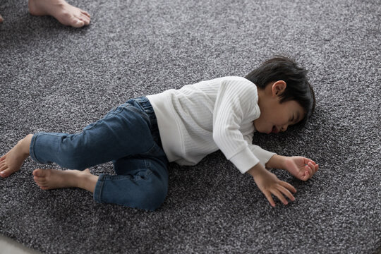 Image of a child with earaches and tantrums
