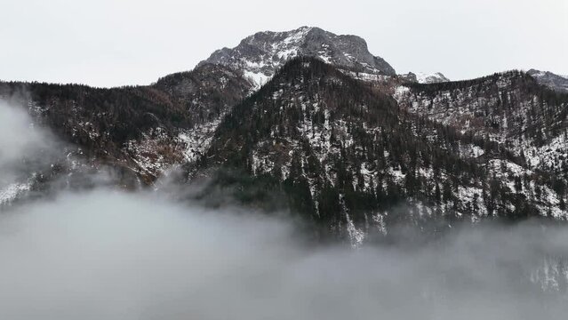 Drohnenflug &uuml;ber dem See in den Bergen in sch&ouml;ner Landschaft im Winter im Salzkammergut
