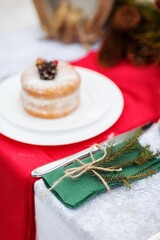 Winter wedding decor in the woods in red tones
