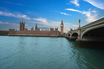 Obraz premium Big Ben, the Houses of Parliament and Westminster bridge in London, United Kingdom.
