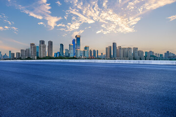 Obraz premium Empty asphalt road and city buildings skyline