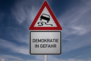 Verkehrsschild mit der Aufschrift DEMOKRATIE IN GEFAHR (Composing, Symbolbild)