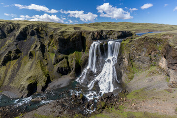 Wasserfall Fagrifoss im Vatnajökull- Nationalpark in Island im Sommer