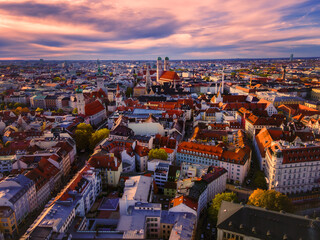 Goldene Stunde über München: Magisches Drohnenpanorama der historischen Altstadt
