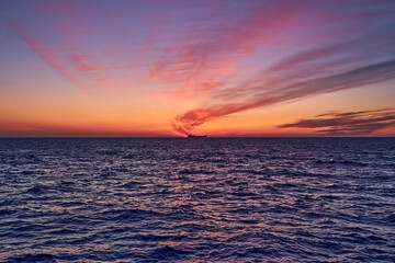 Naklejka premium Beautiful sunrise in the sea with colourful pink, yellow, orange and purple sky.