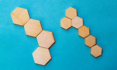 fondo azul con formas geométricas en figuras hexagonales de madera