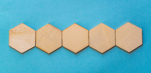 secuencia de figurar hexagonales en madera en fondo neutro 