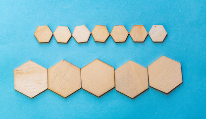 patrón de figuras hexagonales de madera sobre fondo de papel 