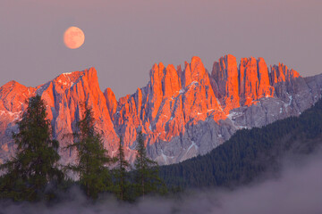 Latemar Gebirgsstock im Sonnenuntergang, Dolomiten, Südtirol, Italien, Europa 