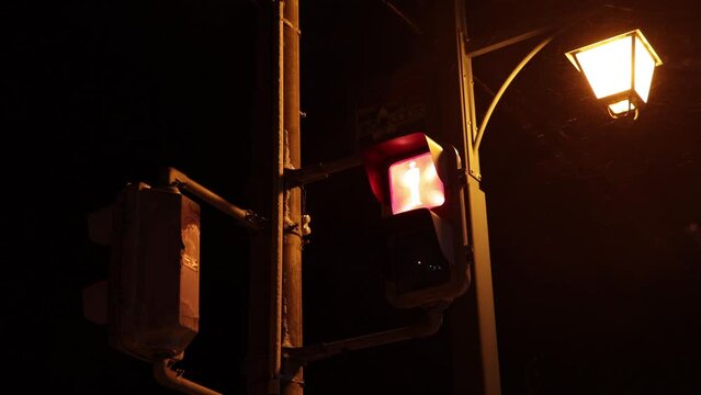 夜の街　交差点　光る信号機