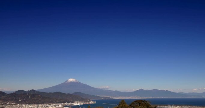 山の上から見る富士山と静岡の海