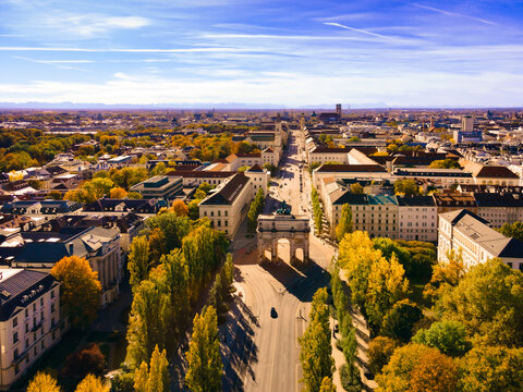 M&uuml;nchner Prachtstra&szlig;en, das Siegestor und Alpenpanorama &ndash; Ein majest&auml;tischer Blick aus der Vogelperspektive bei F&ouml;hn
