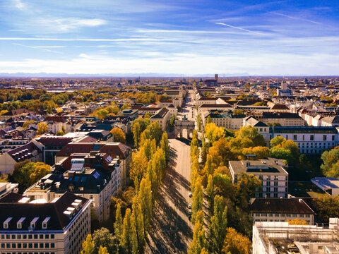 M&uuml;nchner Prachtstra&szlig;en, das Siegestor und Alpenpanorama &ndash; Ein majest&auml;tischer Blick aus der Vogelperspektive bei F&ouml;hn