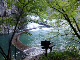 크로아티아의 플리트비체 국립공원의 호수에 비가 온 뒤 관람객이 도보로 이용하던 나무데크길이 불어난 호수 물에 잠겨 폭포까지 갈 수 없어 찍은 사진입니다. 나무데크가 물에 잠겨있고, 폭포가 데크를 덮친 모습입니다. 
