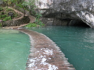 크로아티아 플리트비체 국립공원에 비가 많이 와서 우드데크(도보용)길이 맑은 호수물에 투명하게 비쳐 얼마나 호수가 깨끗한지 반증합니다. 