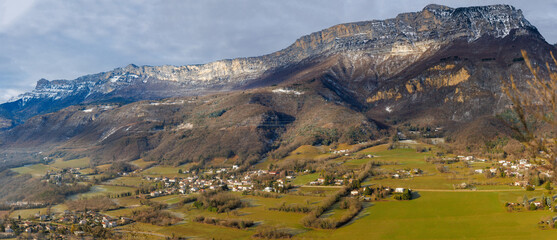 Panorama des falaises du Vercors du Pic Saint Michel au Moucherotte