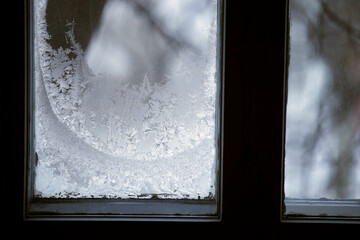 Fenêtre avec neige et glaçons. Fond d'hiver. Temps glacial.