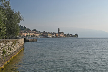 Obraz premium Salò, il lungolago all'alba, Lago di Garda - Brescia - Lombardia 