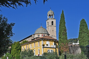 Fototapeta na wymiar Salò, il Duomo dal lungolago, Lago di Garda - Brescia - Lombardia