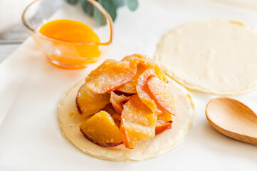 リンゴとサツマイモのパイ作り