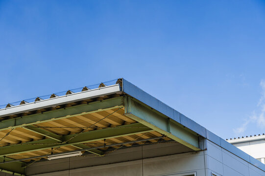 青空と工場の屋根
