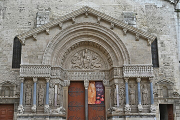 Arles, il portale della cattedrale di Saint Saturnin  - Provenza, Francia	