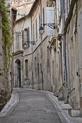 Fototapeta na wymiar Arles, vicoli, strade e case provenzali - Provenza, Francia 
