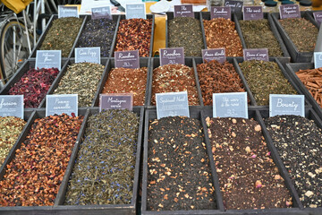 Arles, te e tisane al mercato  - Provenza, Francia	