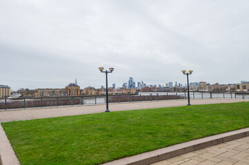 Blick auf die Skyline der City of London von Canary Wharf