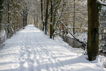 Winterliche Wege in der Schneelandschaft des Hanfbachtals in Hennef