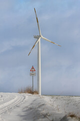 Windrad mit Hinweis Schild Warnung Achtung Eiswurf, Windkraftanlage, wind turbines