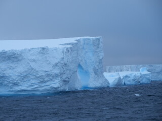Die Reste des einst größten Eisbergs der Welt, A76a, in der Scotiasee zwischen Antarktis und Südgeorgien