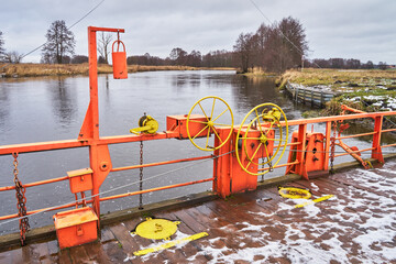 Urządzenia sterujące promem w celu wykorzystania biegu rzeki