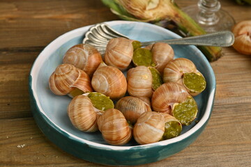 snails with pesto ta white wine, snails with pesto sauce and white wine, French cuisine 