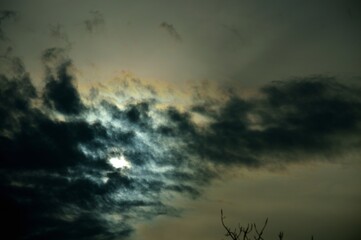 Nubes negras al atardecer