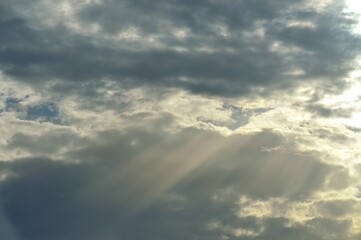 Rayos de sol tras la nubes