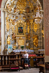 Modlitwa przed ołtarzem w kościele katolickim