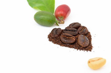 Pasión por el café. Amante y fanático del café. Granos tostados en forma de corazón con cerezas, semilla y hoja del cafeto sobre superficie blanca. Día Internacional del Café. 