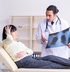 Obraz premium Young doctor examining senior old woman