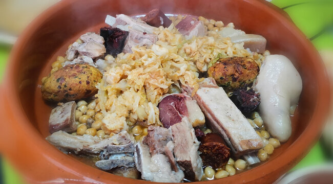 Cocido lebaniego t&iacute;pico de  la comarca de Li&eacute;bana, en Cantabria. Combina la berza , el repollo y  garbanzos con  carnes de cerdo y ternera.